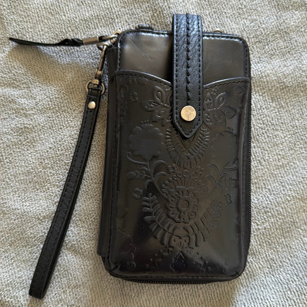 NWOT The Sak Women Silverlake Smartphone Crossbody black floral embossed leather